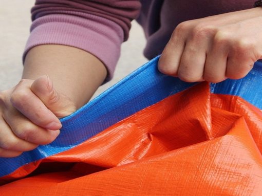 Chất liệu PE/HDPE giúp bạt nhựa xanh cam chịu lực chống nước, chống tia UV hiệu quả.